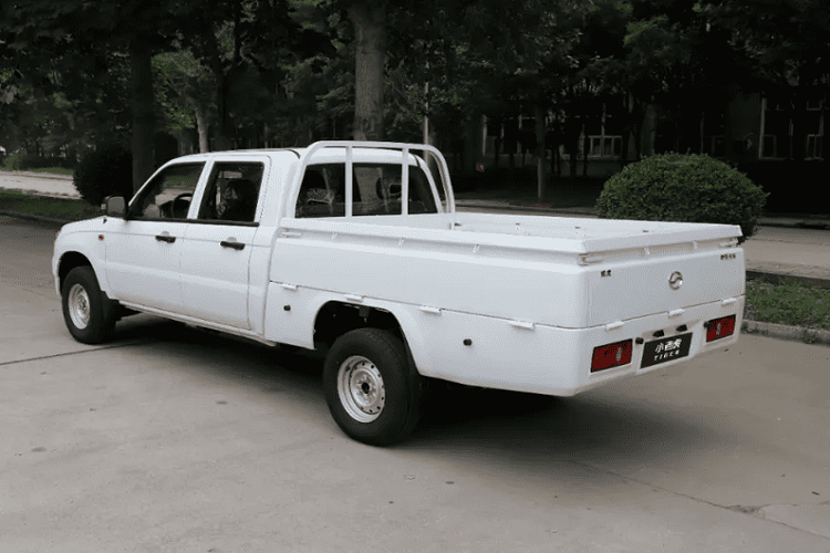 Hơn nữa, Zhongxing Grand Tiger cũng là một bán tải khá to lớn. Phiên bản cabin đôi kết hợp thùng xe dài mà chúng ta thấy trong ảnh ở đây mang kích thước dài 5.575 mm, rộng 1.715 mm, cao 1.730 mm với trục cơ sở dài 3.395 mm. Kích thước thùng xe là dài 2.025 mm, rộng 1.470 mm và cao 400 mm. Tải trọng tối đa của xe là 495 kg.