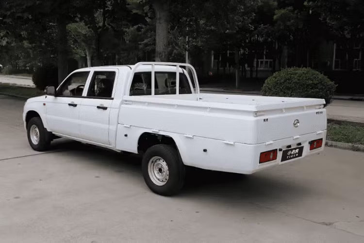 Hơn nữa, Zhongxing Grand Tiger cũng là một bán tải khá to lớn. Phiên bản cabin đôi kết hợp thùng xe dài mà chúng ta thấy trong ảnh ở đây mang kích thước dài 5.575 mm, rộng 1.715 mm, cao 1.730 mm với trục cơ sở dài 3.395 mm. Kích thước thùng xe là dài 2.025 mm, rộng 1.470 mm và cao 400 mm. Tải trọng tối đa của xe là 495 kg.