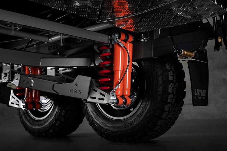 Ngoại thất của xe trông cứng cáp, tích hợp một bộ khung lai tạo với những phụ tùng bằng nhôm kết hợp các tấm ốp tổng hợp cấp độ quân sự để có khả năng chống chịu những điều kiện thời tiết khắc nghiệt nhất. Với một cặp pin chu kỳ sâu 120 Ah, hai bể nước 95 lít và 3 tấm pin năng lượng mặt trời 170 watt, Lotus Caravans sẵn sàng đi đến những nơi “rừng sâu nước hiểm” cách xa mạng lưới điện thành phố.