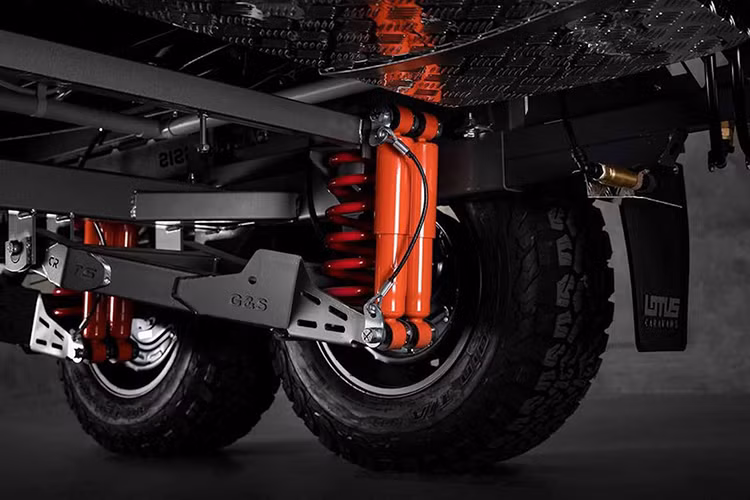 Ngoại thất của xe trông cứng cáp, tích hợp một bộ khung lai tạo với những phụ tùng bằng nhôm kết hợp các tấm ốp tổng hợp cấp độ quân sự để có khả năng chống chịu những điều kiện thời tiết khắc nghiệt nhất. Với một cặp pin chu kỳ sâu 120 Ah, hai bể nước 95 lít và 3 tấm pin năng lượng mặt trời 170 watt, Lotus Caravans sẵn sàng đi đến những nơi “rừng sâu nước hiểm” cách xa mạng lưới điện thành phố.