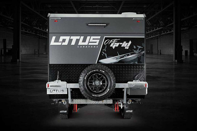 Lotus Caravans Off Grid 2020 mới sở hữu bộ la-zăng 17 inch độc nhất kết hợp lốp AT cứng cáp nhất của BF Goodrich sẽ vui vẻ đương đầu các cung đường off-road, hỗ trợ bởi bộ giảm chấn Gabriel, hệ thống treo độc lập G&amp;S Control Rider và hệ thống phanh off-road 12 inch.