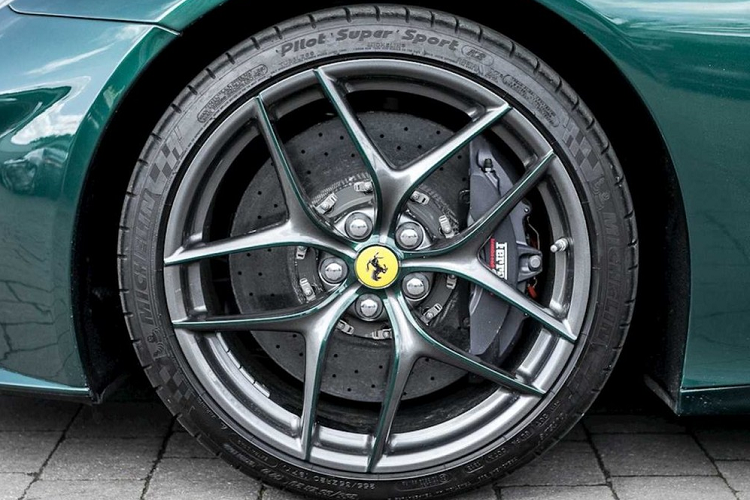 Ở bên ngoài chiếc siêu xe Ferrari F12 Berlinetta đang được chào bán 7,47 tỷ đồng có ngoại thất sơn màu xanh lá Verde Scuro đang dần trở thành trào lưu cho các đại gia sở hữu siêu xe Ferrari hiện nay. Đây là 1 trong những màu sơn có tuổi thọ lâu đời nhất của hãng xe "ngựa chồm".