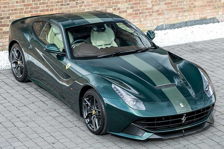 Bên cạnh đó là các chi tiết trong khoang lái bọc sợi carbon màu xanh Verde Scur. Siêu xe Ferrari F12 Berlinetta được trang bị động cơ V12, dung tích 6,3 lít, sản sinh công suất tối đa 730 mã lực và mô-men xoắn cực đại 690 Nm.Động cơ kết hợp cùng hộp số ly hợp kép 7 cấp với thời gian sang số cực nhanh, nhờ đó, siêu xe Ferrari F12 Berlinetta chỉ mất khoảng thời gian 3,1 giây để tăng tốc lên 100 km/h từ vị trí xuất phát trước khi đạt vận tốc tối đa 340 km/h.