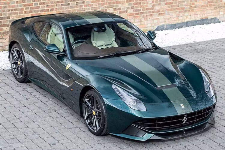 Bên cạnh đó là các chi tiết trong khoang lái bọc sợi carbon màu xanh Verde Scur. Siêu xe Ferrari F12 Berlinetta được trang bị động cơ V12, dung tích 6,3 lít, sản sinh công suất tối đa 730 mã lực và mô-men xoắn cực đại 690 Nm.Động cơ kết hợp cùng hộp số ly hợp kép 7 cấp với thời gian sang số cực nhanh, nhờ đó, siêu xe Ferrari F12 Berlinetta chỉ mất khoảng thời gian 3,1 giây để tăng tốc lên 100 km/h từ vị trí xuất phát trước khi đạt vận tốc tối đa 340 km/h.