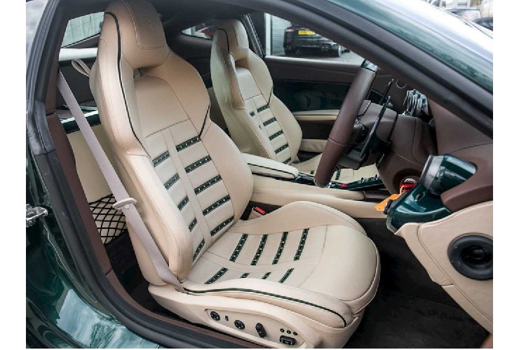 Bên cạnh màu sơn xanh Verde Scuro, chiếc siêu xe Ferrari F12 Berlinetta đang chào bán 7,47 tỷ đồng còn sở hữu đường kẻ sọc chạy dọc thân xe được hoàn thiện trong màu sơn Verde Chiaro. Mâm xe năm chấu kép, được làm bằng nhôm, kích thước 20 inch và hoàn thiện trong màu sơn Grigio Brunito với phần viền chấu sơn màu xanh, tông xuyệt tông ngoại thất xe.