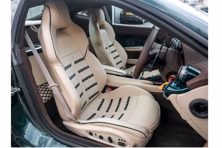 Bên cạnh màu sơn xanh Verde Scuro, chiếc siêu xe Ferrari F12 Berlinetta đang chào bán 7,47 tỷ đồng còn sở hữu đường kẻ sọc chạy dọc thân xe được hoàn thiện trong màu sơn Verde Chiaro. Mâm xe năm chấu kép, được làm bằng nhôm, kích thước 20 inch và hoàn thiện trong màu sơn Grigio Brunito với phần viền chấu sơn màu xanh, tông xuyệt tông ngoại thất xe.