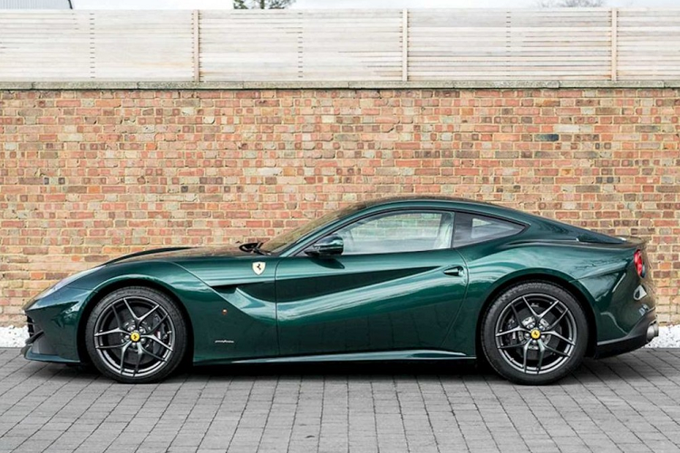Tiết lộ nhẹ cho các bạn đọc là chủ nhân của chiếc siêu xe Ferrari F12 Berlinetta này đã chấp nhận chi thêm 40.000 Bảng Anh, tương đương 1,197 tỷ đồng để bộ phận cá nhân hoá Tailor Made của hãng Ferrari làm đẹp cho xe.