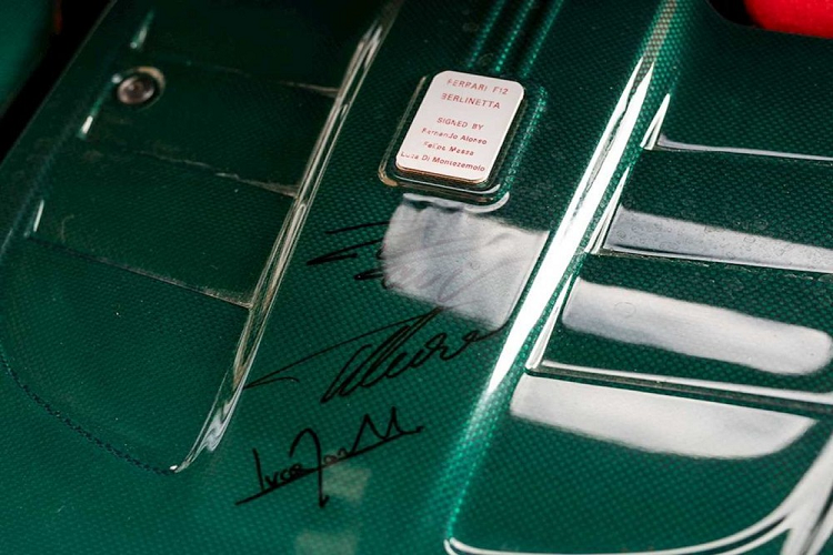 Ngoài ra, ghế đua của siêu xe Ferrari F12 Berlinetta có ngoại thất màu sơn xanh Verde Scur còn mang phong cách Daytona sở hữu màu da Sabbia với những chi tiết da và chỉ khâu tương phản màu xanh lá. Màu da Cioccolato xuất hiện ở nửa trên bảng táp-lô, cùng với đó là phần trần xe cũng như ốp cửa. Nhiều chi tiết bên trong khoang nội thất cũng được tạo nét tương phản màu xanh.