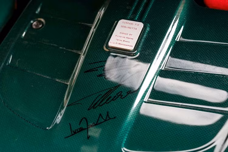 Ngoài ra, ghế đua của siêu xe Ferrari F12 Berlinetta có ngoại thất màu sơn xanh Verde Scur còn mang phong cách Daytona sở hữu màu da Sabbia với những chi tiết da và chỉ khâu tương phản màu xanh lá. Màu da Cioccolato xuất hiện ở nửa trên bảng táp-lô, cùng với đó là phần trần xe cũng như ốp cửa. Nhiều chi tiết bên trong khoang nội thất cũng được tạo nét tương phản màu xanh.