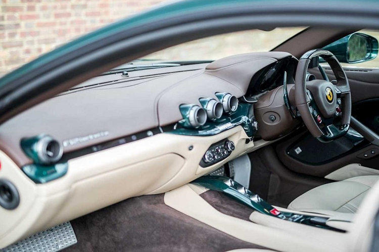 Qua hơn nửa thế kỷ có mặt trên thị trường, màu sơn xanh Verde Scuro đã từng được sử dụng trên nhiều chiếc xe, từ cổ chí kim, tạo cho chúng vẻ ngoài độc đáo nhưng không kém phần thể thao và mạnh mẽ.