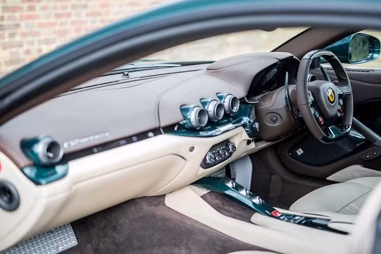 Qua hơn nửa thế kỷ có mặt trên thị trường, màu sơn xanh Verde Scuro đã từng được sử dụng trên nhiều chiếc xe, từ cổ chí kim, tạo cho chúng vẻ ngoài độc đáo nhưng không kém phần thể thao và mạnh mẽ.