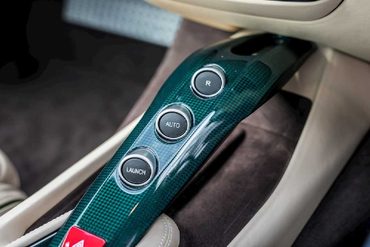 Bên trong khoang lái siêu xe Ferrari F12 Berlinetta có màu sơn xanh Verde Scuro được bộ phận Tailor Made phối màu sang trọng với nội thất được bọc da hai tông màu là Sabbia và Cioccolato.