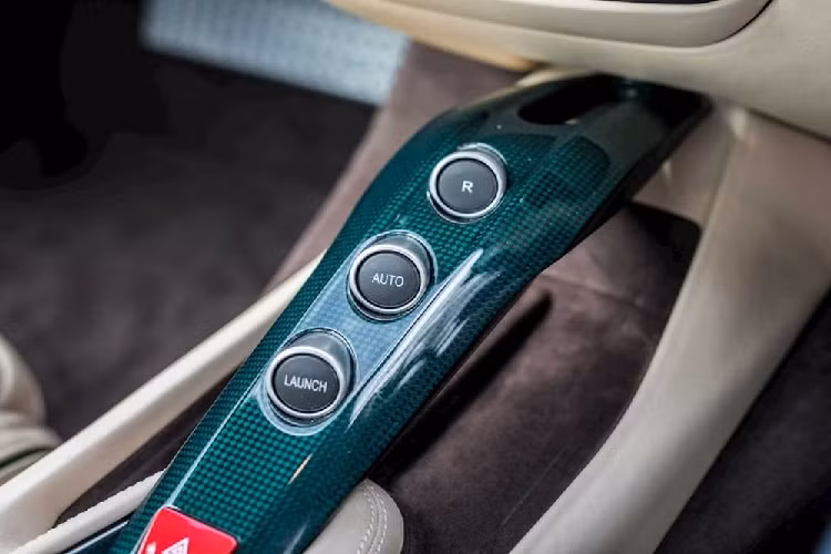 Bên trong khoang lái siêu xe Ferrari F12 Berlinetta có màu sơn xanh Verde Scuro được bộ phận Tailor Made phối màu sang trọng với nội thất được bọc da hai tông màu là Sabbia và Cioccolato.