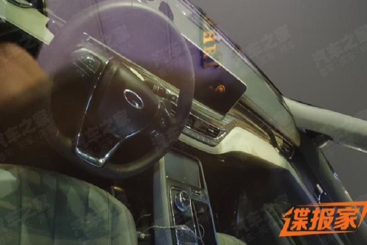 Ngoài ra, mặt táp-lô của mẫu xe SUV Ford Equator 2021 còn được ốp gỗ, tạo cảm giác sang trọng. Ở cụm điều khiển trung tâm, Ford Equator 2021 sẽ được trang bị núm xoay chuyển số và núm xoay chọn chế độ lái hoặc chỉnh hệ thống đa phương tiện. Phía trước 2 núm xoay này là khay nhỏ, có tác dụng để điện thoại hoặc các loại thẻ. Tiếp đến là 2 ngăn chứa cốc, nằm bên phải của các núm xoay.