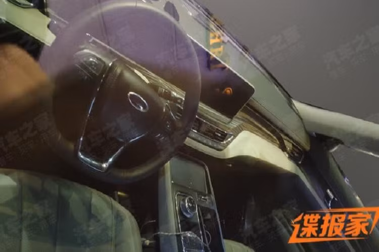 Ngoài ra, mặt táp-lô của mẫu xe SUV Ford Equator 2021 còn được ốp gỗ, tạo cảm giác sang trọng. Ở cụm điều khiển trung tâm, Ford Equator 2021 sẽ được trang bị núm xoay chuyển số và núm xoay chọn chế độ lái hoặc chỉnh hệ thống đa phương tiện. Phía trước 2 núm xoay này là khay nhỏ, có tác dụng để điện thoại hoặc các loại thẻ. Tiếp đến là 2 ngăn chứa cốc, nằm bên phải của các núm xoay.