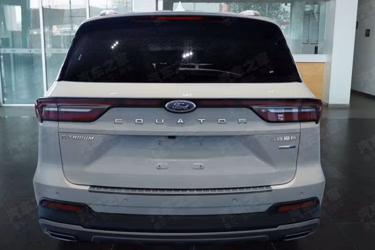 Như vậy, mẫu SUV này lớn hơn Ford Everest và nhỏ hơn Explorer. Bên cạnh đó là trọng lượng 1.750 và 1.830 kg, tùy phiên bản. Theo tin đồn, Ford Equator 2021 sẽ dùng động cơ xăng EcoBoost 4 xi-lanh, tăng áp, dung tích 2.0L với công suất tối đa 224 mã lực. Động cơ này cho phép xe đạt vận tốc tối đa 195 km/h đồng thời tiêu thụ lượng xăng trung bình 8 lít/100 km và 8,3 lít/100 km, tùy phiên bản. Hiện chưa rõ thời điểm bán và giá xe Ford Equator 2021 tại thị trường Trung Quốc.