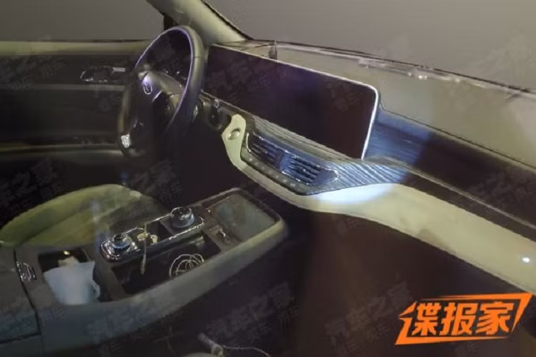 Khi mua mẫu SUV cỡ trung này, khách hàng Trung Quốc có thể chọn phiên bản 5 chỗ, 6 chỗ hoặc 7 chỗ. Ở bản cao cấp, xe sẽ được trang bị cửa sổ trời toàn cảnh 2 mảnh. Trong khi đó, bên ngoài, Ford Equator 2021 sở hữu lưới tản nhiệt trước cỡ lớn, đối lập với cụm đèn pha thanh mảnh. Cụm đèn pha này đi kèm đèn LED định vị ban ngày hình móc câu, nối liền với lưới tản nhiệt.