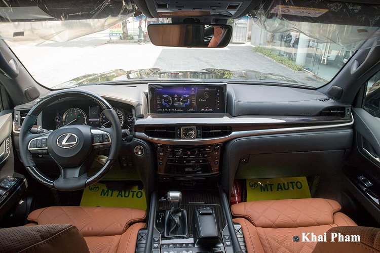 Bên trong chiếc Lexus LX570 này đã được loại bỏ 3 hàng ghế truyền thống và thay vào đó là 2 hàng ghế với chỉ vỏn vẹn 4 chỗ ngồi với các chức năng ghế hiện đại, đồng nhất như nhau. Khách hàng có thể tuỳ chọn màu da bò hoặc màu trắng kem tuỳ sở thích với da Nappa cao cấp. Mỗi ghế trên phiên bản độ đến từ Trung Đông này đều có bệ đỡ đùi với khả năng điều chỉnh hoàn toàn bằng điện.