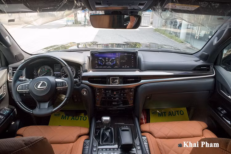 Bên trong chiếc Lexus LX570 này đã được loại bỏ 3 hàng ghế truyền thống và thay vào đó là 2 hàng ghế với chỉ vỏn vẹn 4 chỗ ngồi với các chức năng ghế hiện đại, đồng nhất như nhau. Khách hàng có thể tuỳ chọn màu da bò hoặc màu trắng kem tuỳ sở thích với da Nappa cao cấp. Mỗi ghế trên phiên bản độ đến từ Trung Đông này đều có bệ đỡ đùi với khả năng điều chỉnh hoàn toàn bằng điện.