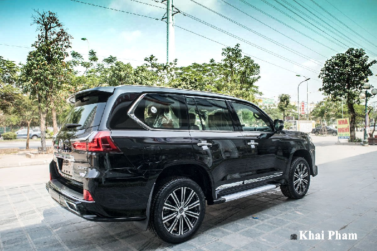 Được biết, giá xe Lexus LX570 Super Sport 2020 bản độ Trung Đông 4 ghế VIP MBS tại Việt Nam khoảng gần 10 tỷ đồng, cao hơn bản tiêu chuẩn chính hãng gần 2 tỷ đồng. Xe được một đại lý tư nhân tại Hà Nội nhập về theo yêu cầu của khách hàng yêu tích dòng xe này. 