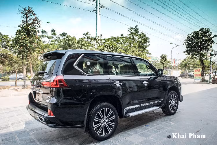 Được biết, giá xe Lexus LX570 Super Sport 2020 bản độ Trung Đông 4 ghế VIP MBS tại Việt Nam khoảng gần 10 tỷ đồng, cao hơn bản tiêu chuẩn chính hãng gần 2 tỷ đồng. Xe được một đại lý tư nhân tại Hà Nội nhập về theo yêu cầu của khách hàng yêu tích dòng xe này. 