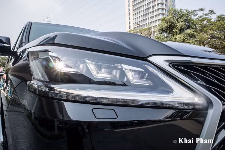 Về ngoại hình, Lexus LX570 bản độ 4 chỗ MBS vẫn sở hữu lưới tản nhiệt con suốt đặc trưng nhưng sử dụng mặt lưới là những đường cắt ấn tượng hơn thay vì thanh ngang truyền thống. Trung tâm mặt ca-lăng là logo thương hiệu cùng tích hợp camera trước.