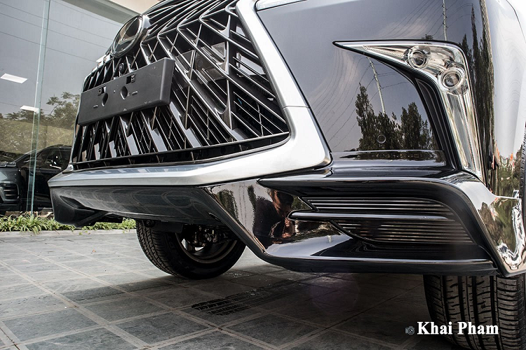 Hệ thống chiếu sáng trên Lexus LX570 Super Sport 2020 là dạng Full-Led với tính năng bật/tắt tự động, điều chỉnh theo góc đánh lái và khả năng rửa đèn áp lực cao. Ngoài ra, đèn LED định vị ban ngày hình móc câu được tích hợp, trong khi đó đèn sương mù hạ thấp hình chữ "L" quay ngược.