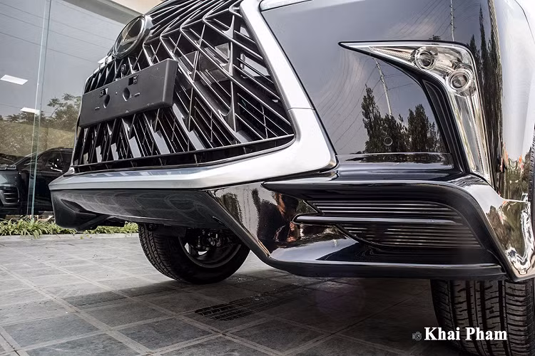 Hệ thống chiếu sáng trên Lexus LX570 Super Sport 2020 là dạng Full-Led với tính năng bật/tắt tự động, điều chỉnh theo góc đánh lái và khả năng rửa đèn áp lực cao. Ngoài ra, đèn LED định vị ban ngày hình móc câu được tích hợp, trong khi đó đèn sương mù hạ thấp hình chữ "L" quay ngược.