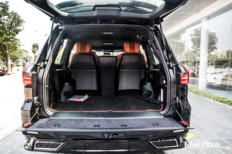 Lexus LX570 bản bản độ Trung Đông 4 ghế VIP MBS tại Việt Nam vẫn duy trì phần cốp mở điện kiểu vỏ sò tương tự "người anh em" Toyota Land Cruiser. Mặc dù 7 chỗ nhưng khoang hành lý của LX570 vẫn tương đối rộng rãi. Sở dĩ Lexus LX570 có biệt danh là "Chuyên cơ mặt đất" là bởi vì xe sở hữu không gian dành cho những ông chủ với trải nghiệm tiện nghi sang trọng hàng đầu phân khúc SUV hạng sang cỡ lớn.