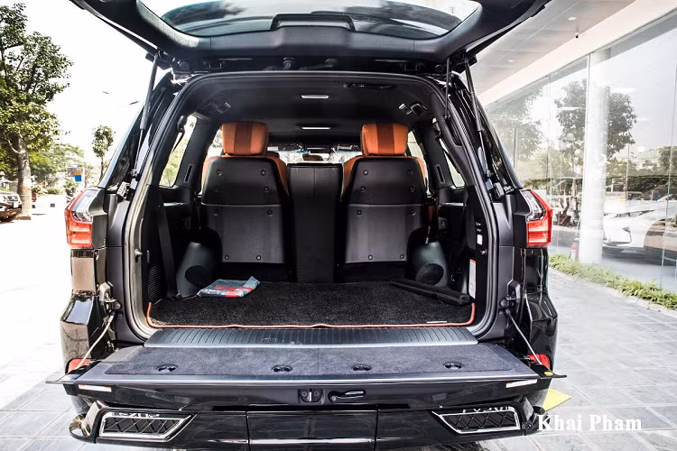 Lexus LX570 bản bản độ Trung Đông 4 ghế VIP MBS tại Việt Nam vẫn duy trì phần cốp mở điện kiểu vỏ sò tương tự "người anh em" Toyota Land Cruiser. Mặc dù 7 chỗ nhưng khoang hành lý của LX570 vẫn tương đối rộng rãi. Sở dĩ Lexus LX570 có biệt danh là "Chuyên cơ mặt đất" là bởi vì xe sở hữu không gian dành cho những ông chủ với trải nghiệm tiện nghi sang trọng hàng đầu phân khúc SUV hạng sang cỡ lớn.