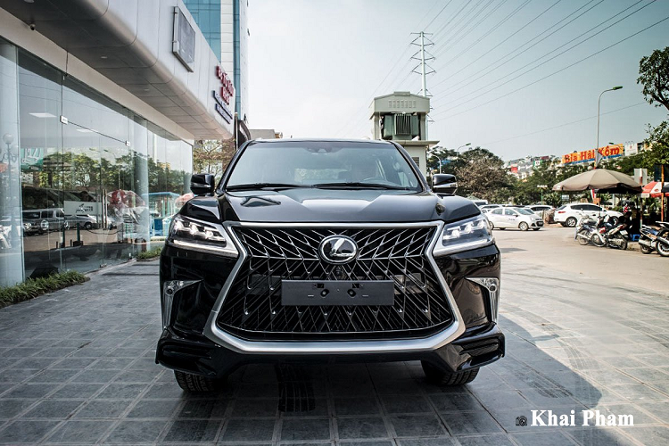 Lexus LX570 Super Sport 2020 độ 4 ghế VIP có phần ngoại thất không khác biệt so với những bản có 3 hàng ghế. Xe vẫn sử dụng hệ thống khung gầm cũ với kích thước chiều Dài x Rộng x Cao lần lượt là 5.080 x 1.980 x 1.865 (mm), chiều dài cơ sở 2.850 , khoảng sáng gầm xe 225 mm. Ngoài ra, mẫu SUV đầu bảng của Lexus vẫn còn đó ngoại hình hầm hố, cứng cáp và trẻ trung hơn nhờ những cách tân so với bản tiêu chuẩn.