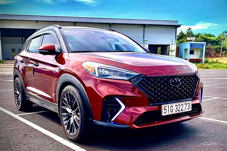 Sau một thời gian sử dụng, để làm mới mẽ chiếc xe thay cho kiểu dáng “zin” nguyên bản. Chủ nhân chiếc xe SUV Hyundai Tucson đã rất chịu chơi khi quyết độ lại ngoại thất cho chiếc xế cưng của mình theo phong cách thể thao của phiên bản Tucson N Line.