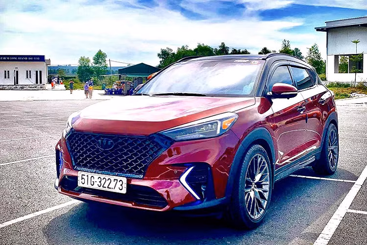 Bên cạnh đó, xe cũng đi kèm những thay đổi nhỏ ở phần mềm điều khiển tay lái (vô lăng lực điện). Thật tiếc rằng, hiện tại Hyundai chỉ sản xuất phiên bản Tucson N Line dành cho thị trường châu Âu.