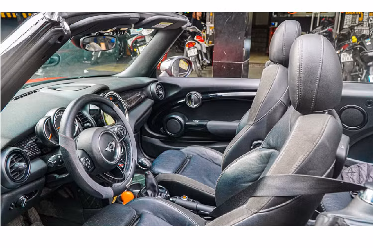 Việc thay đổi màu sắc xe chỉ cần đem giấy tờ đi đăng ký trước thì có thể thực hiện ngay, tuy nhiên nó vẫn phải nằm trong các khuôn khổ cho phép, anh chia sẻ.