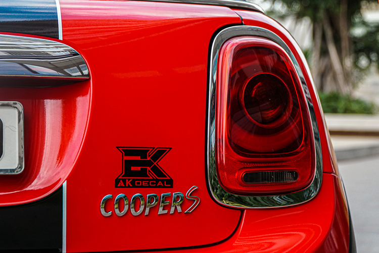 Tuy nhiên một nhược điểm của nó đó là vì là xe 3 cửa nên không gian bên trong khá hẹp và hàng ghế sau gặp đôi chút khó khăn khi ra vào xe. Mui xe đóng/mở bằng cụm nút phía trên kính lái.