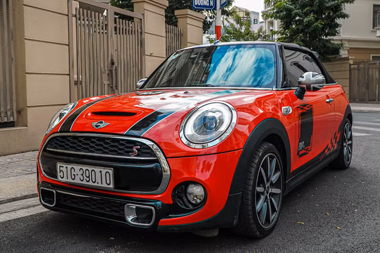 Chiếc xe MINI Cooper S 2016 3 cửa trong bài viết này thuộc phiên bản mui trần đời 2016, chiếc đã qua một đời chủ, được mua lại vào tháng 1/2019 với mức giá khoảng 1,700 tỷ đồng.