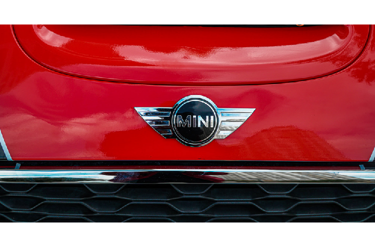 Những ai lần đầu bước chân vào khoang cabin sẽ cảm thấy khá thú vị với thiết kế nội thất bên trong. Từ hình dáng cho đến buồng lái, MINI Cooper S sở hữu rất nhiều chi tiết dạng hình tròn đặc trưng như đèn xe, tay nắm cửa, màn hình cảm ứng,...