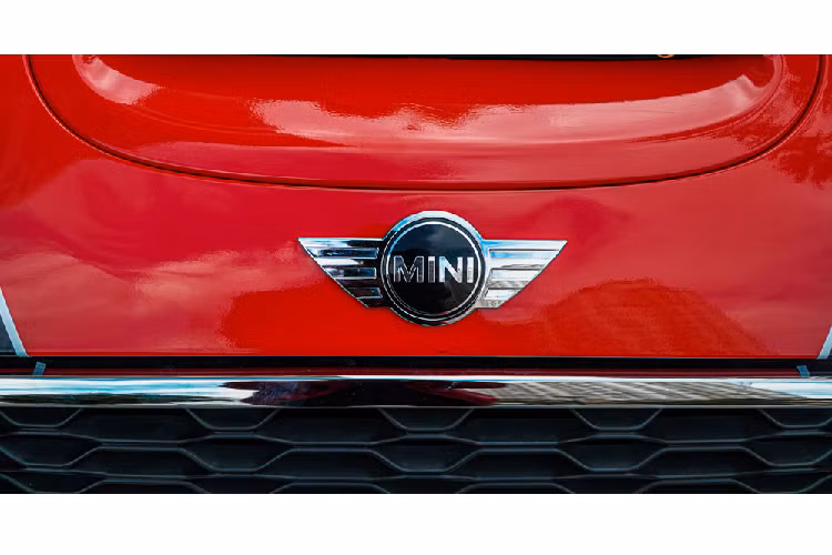 Những ai lần đầu bước chân vào khoang cabin sẽ cảm thấy khá thú vị với thiết kế nội thất bên trong. Từ hình dáng cho đến buồng lái, MINI Cooper S sở hữu rất nhiều chi tiết dạng hình tròn đặc trưng như đèn xe, tay nắm cửa, màn hình cảm ứng,...