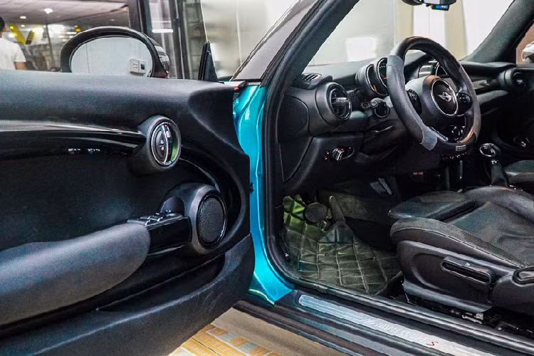 Sức mạnh của MINI Cooper S 3 cửa đến từ khối động cơ I3 1.5L đi cùng công nghệ Twin Power, sinh công suất tối đa 136 mã lực tại vòng tua máy 4.500 – 6.000 vòng/phút.