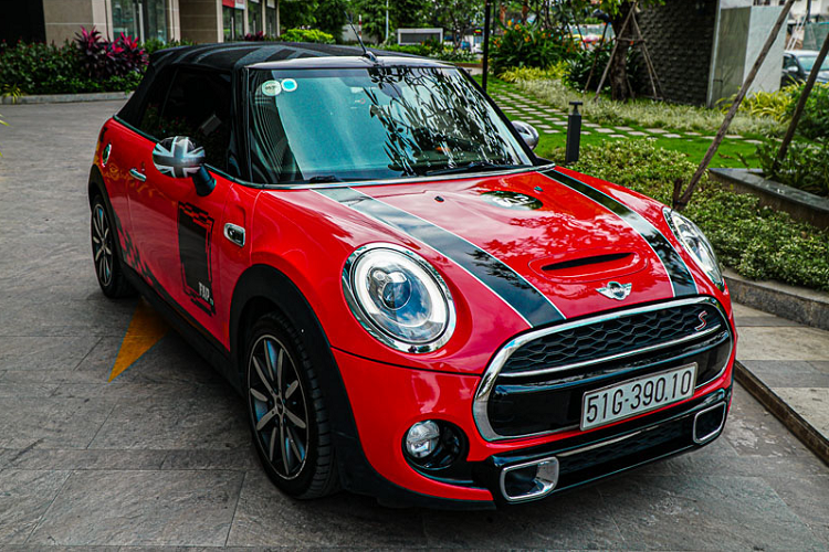 Trên thực tế, giá xe MINI Cooper S 2019 3 cửa mui trần hiện đang được chào bán chính hãng với xấp xỉ 2 tỷ tại Việt Nam. Việc thay đổi màu ngoại thất này một phần cũng do sở thích, ngoài ra còn là một cách để mang lại may mắn cho anh trong năm mới.