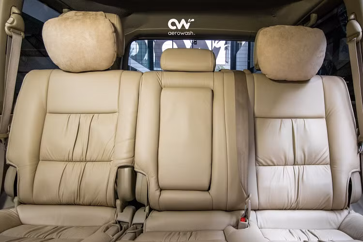 Chiếc xe trong bài viết còn được chủ xe trang bị sẵn một bộ lều dã chiến chuyên dụng đặt trên nóc xe của một thương hiệu có tiếng, giúp các thành viên trong gia đình có thể tận hưởng các buổi dã ngoại ngoài trời cùng với chiếc Land Cruiser này.