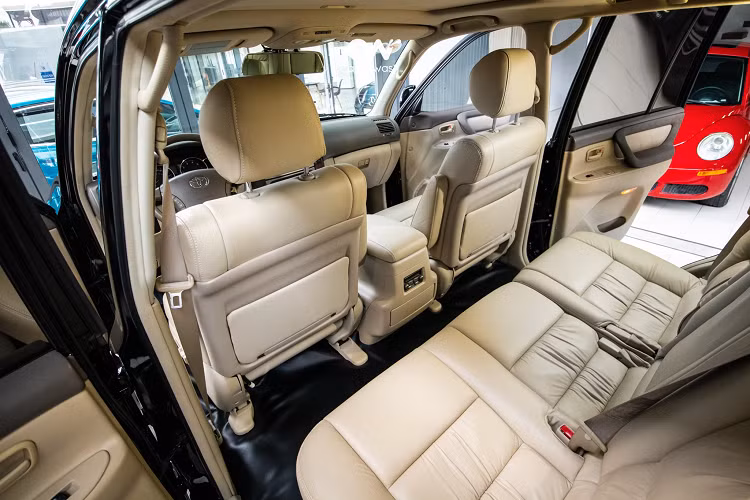 Toyota Land Cruiser từ lâu được xem là “biểu tượng” xe địa hình SUV thực thụ dành cho đấng nam nhi. Dù ở thị trường nào, chiếc SUV này vẫn luôn có sức hút mãnh liệt đối với phái mạnh, nhất là với những người đã có gia đình, chiếc xe này còn trở nên lý tưởng hơn với nội thất rộng rãi 7 chỗ ngồi, phù hợp với mọi chuyến đi và địa hình khác nhau.