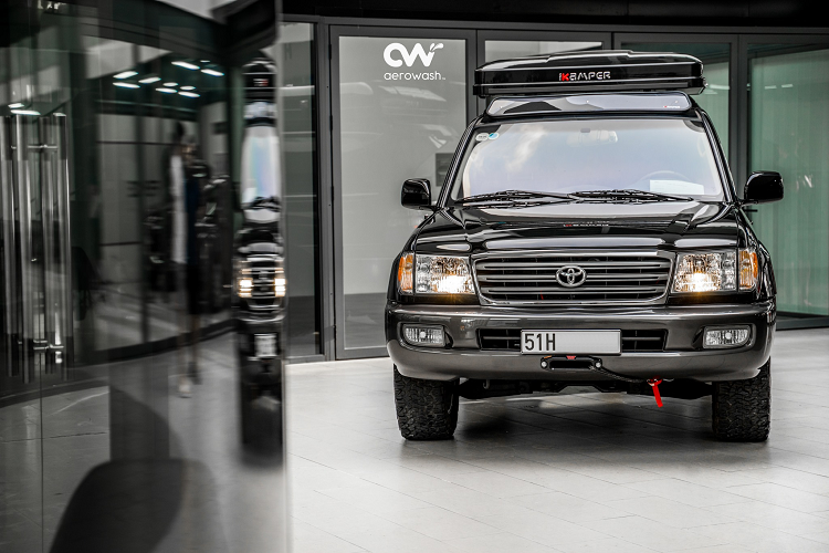 Tuy vậy, chiếc Land Cruiser đặc biệt này lại là phiên bản cao cấp hơn với cấu hình động cơ V8 2UZ-FE, dung tích 4.7 lít, công suất cực đại 271 mã lực tại 4.800 vòng/ phút, mô men xoắn tối đa 427 Nm tại 3.400 vòng/ phút. Với cấu hình động cơ V8, chiếc xe có sức kéo mạnh mẽ hơn và phù hợp cho hộp số tự động 5 cấp phát huy được sức mạnh của chiếc SUV này.