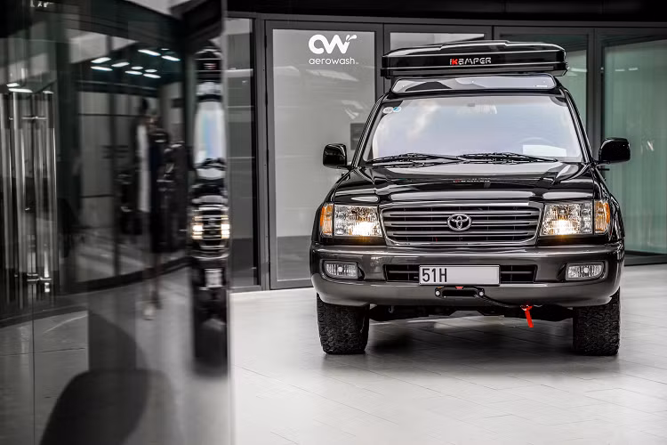 Tuy vậy, chiếc Land Cruiser đặc biệt này lại là phiên bản cao cấp hơn với cấu hình động cơ V8 2UZ-FE, dung tích 4.7 lít, công suất cực đại 271 mã lực tại 4.800 vòng/ phút, mô men xoắn tối đa 427 Nm tại 3.400 vòng/ phút. Với cấu hình động cơ V8, chiếc xe có sức kéo mạnh mẽ hơn và phù hợp cho hộp số tự động 5 cấp phát huy được sức mạnh của chiếc SUV này.