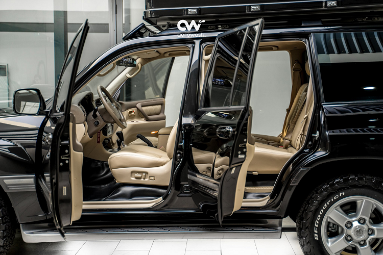 Hầu hết xe Toyota Land Cruiser đời 2002 – 2007 tại Việt Nam thường có cấu hình động cơ 1FZ-FE 4.5L I6 24 van DOHC sử dụng hệ thống phun xăng điện tử cho công suất cực đại 240 mã lực và hộp số tay 5 cấp, đi kèm là hệ dẫn động 2 cầu bán thời gian. Dung tích động cơ khá lớn do vậy chiếc xe ăn xăng là điều khó tránh khỏi, có thể lên đến 20 lít/100 km. Đổi lại, Toyota Land Cruiser mạnh mẽ trong việc leo địa hình và đầm chắc an toàn ở tốc độ cao.