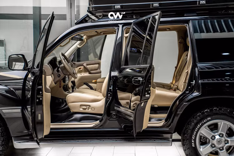 Hầu hết xe Toyota Land Cruiser đời 2002 – 2007 tại Việt Nam thường có cấu hình động cơ 1FZ-FE 4.5L I6 24 van DOHC sử dụng hệ thống phun xăng điện tử cho công suất cực đại 240 mã lực và hộp số tay 5 cấp, đi kèm là hệ dẫn động 2 cầu bán thời gian. Dung tích động cơ khá lớn do vậy chiếc xe ăn xăng là điều khó tránh khỏi, có thể lên đến 20 lít/100 km. Đổi lại, Toyota Land Cruiser mạnh mẽ trong việc leo địa hình và đầm chắc an toàn ở tốc độ cao.