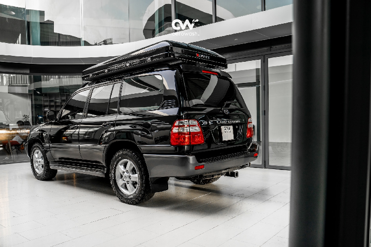 Chiếc Toyota Land Cruiser đời 2002 trong bài viết bị bắt gặp khi đang chăm sóc nước sơn tại AeroWash – TP.HCM là phiên bản sử dụng hộp số tự động thay vì số sàn như hầu hết những xe khác tại Việt Nam. Đặc biệt hơn, chiếc xe này được lắp bánh dự phòng dưới gầm, thay vì treo trên cửa sau như thông thường. Phiên bản này là xe nhập khẩu và có nhiều trang bị đắt tiền hơn xe lắp ráp trong nước.