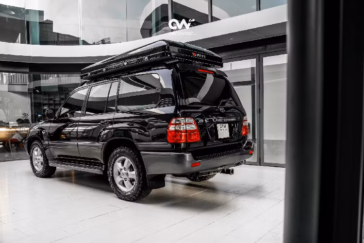 Chiếc Toyota Land Cruiser đời 2002 trong bài viết bị bắt gặp khi đang chăm sóc nước sơn tại AeroWash – TP.HCM là phiên bản sử dụng hộp số tự động thay vì số sàn như hầu hết những xe khác tại Việt Nam. Đặc biệt hơn, chiếc xe này được lắp bánh dự phòng dưới gầm, thay vì treo trên cửa sau như thông thường. Phiên bản này là xe nhập khẩu và có nhiều trang bị đắt tiền hơn xe lắp ráp trong nước.
