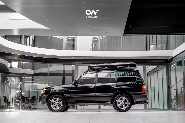 Những người đang sở hữu Toyota Land Cruiser cũ thường có sẵn một chiếc xe cỡ nhỏ hoặc sedan thông thường để đi lại hàng ngày. Còn chiếc Toyota Land Cruiser chủ yếu để thỏa mãn đam mê một thời, cũng như phục vụ gia đình chu đáo hơn trong những chuyến đi du lịch dài ngày. Việc sử dụng xe không thường xuyên khiến vấn đề tiêu hao nhiên liệu không đáng lưu tâm với chủ xe. Đối với chiếc Toyota Land Cruiser phiên bản V8 đặc biệt trang bị hộp số tự động này, có lẽ chủ xe là một người sưu tầm xe thực thụ và luôn chăm sóc nó ở mức tốt nhất.