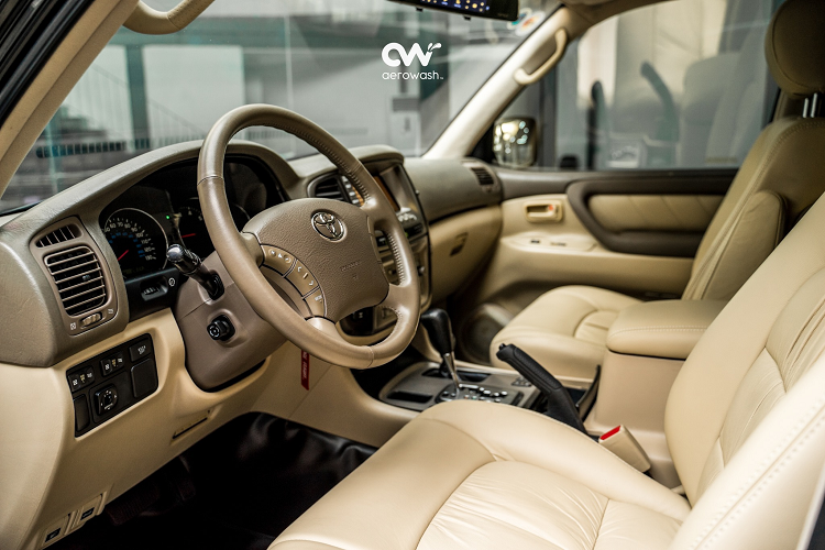 Qua 18 năm sử dụng, chiếc xe được chủ nhân bảo quản cẩn thận, chăm sóc tốt nên chất xe còn rất mới, đặc biệt nước sơn vẫn có độ bóng đẹp, nội thất sạch sẽ và gọn gàng, đi kèm bộ ghế bọc da cao cấp khiến nhiều người nghĩ ngay đến chiếc Lexus LX 470 cùng đời vốn là phiên bản hạng sang của Toyota Land Cruiser.